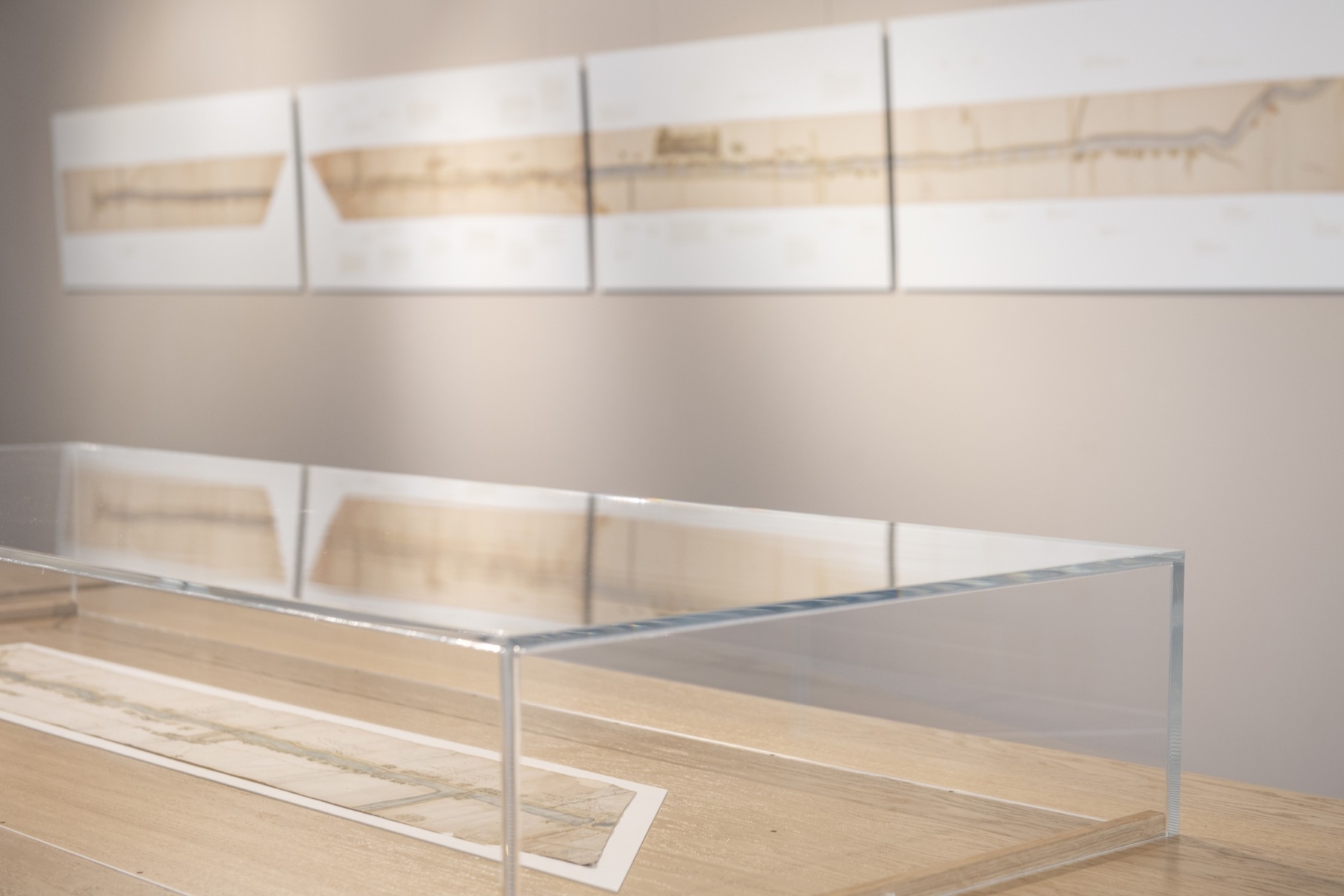 Tafels met vitrines