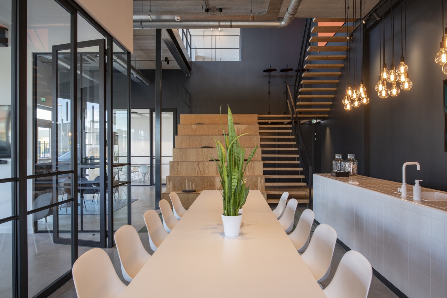 Interieur voor brandingbureau Toon