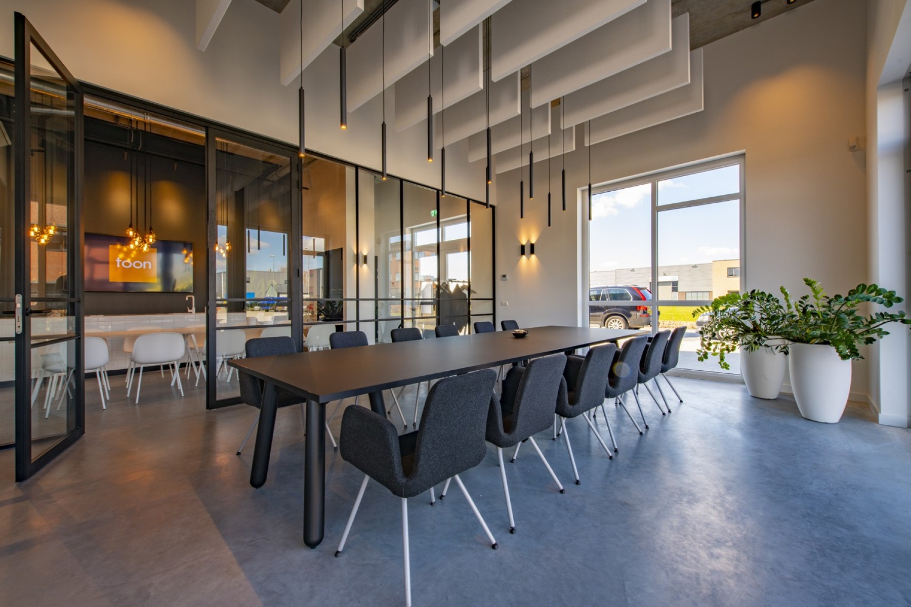 Interieur voor brandingbureau Toon