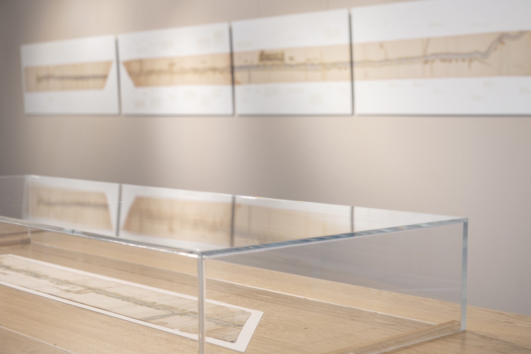 Tafels met vitrines