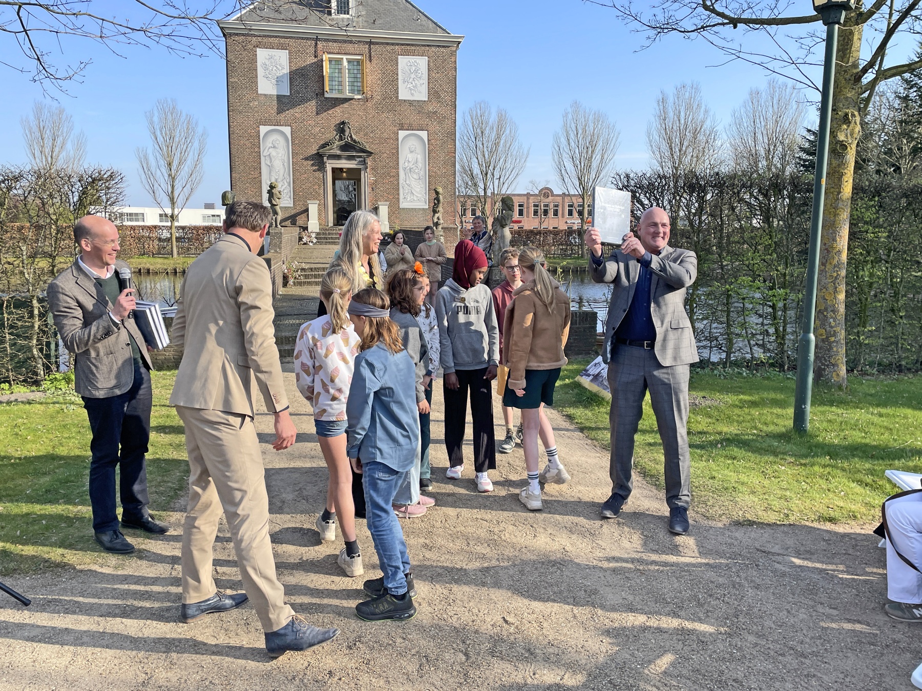 Huygens en Hofwijck, André Kuipers krijgt eerste exemplaar aangeboden
