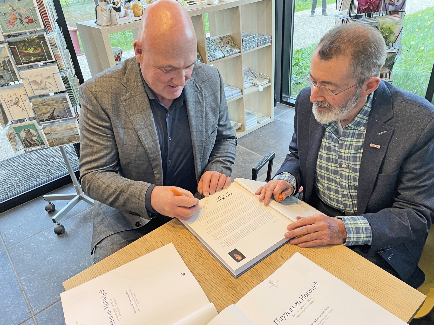 Huygens en Hofwijck, André Kuipers krijgt eerste exemplaar aangeboden